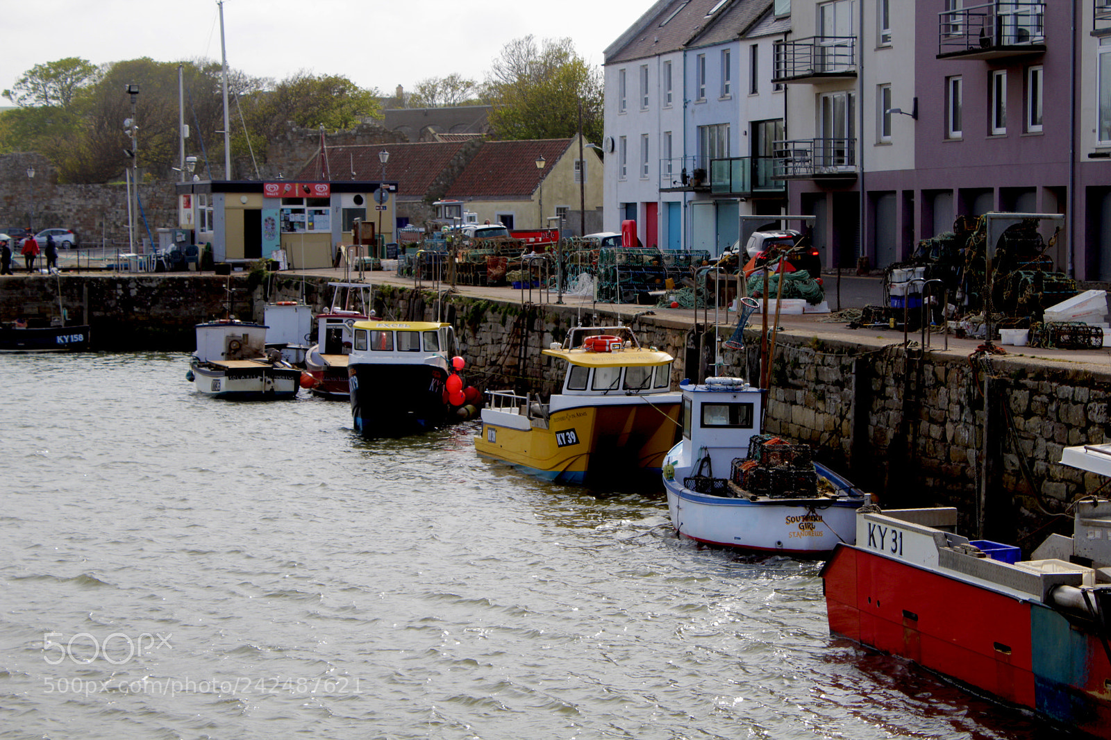 Canon EOS 1300D (EOS Rebel T6 / EOS Kiss X80) sample photo. Docked boats photography