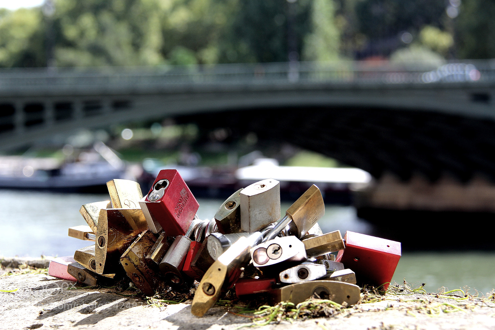 Canon EF-S 18-200mm F3.5-5.6 IS sample photo. Paris forever photography