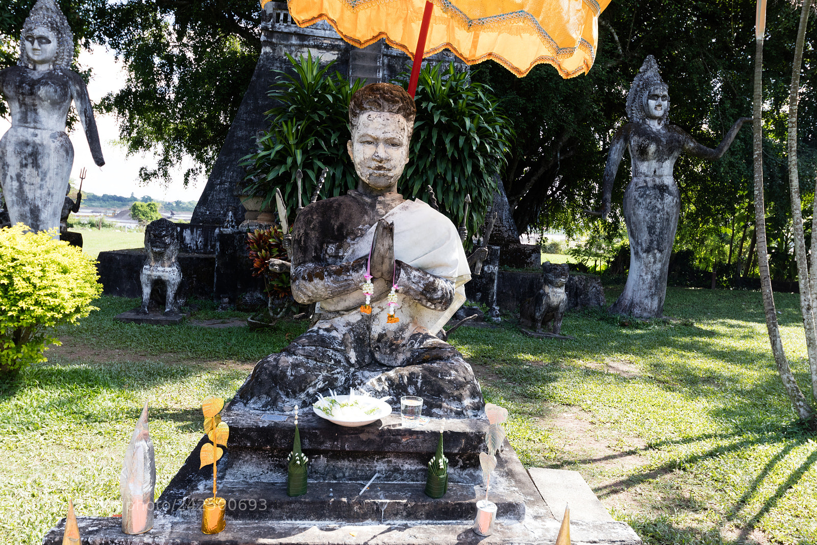 Canon EOS 5DS R sample photo. Wat xieng khuan buddha photography