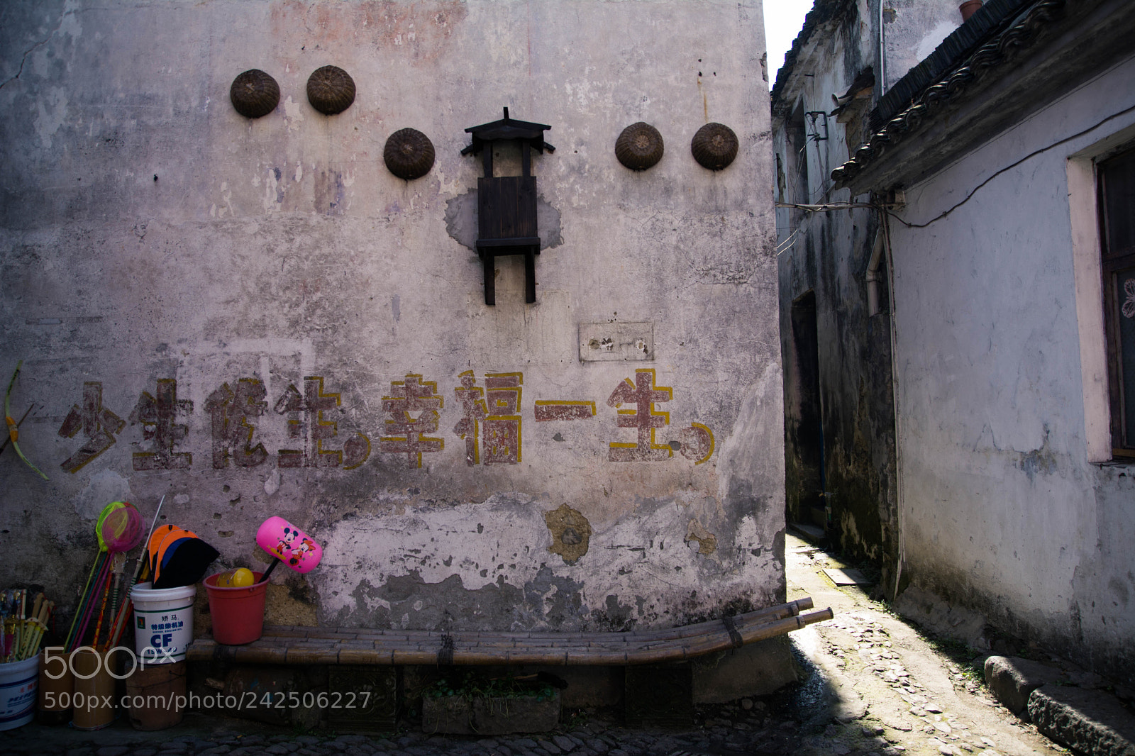 Nikon D7100 sample photo. 龙门古镇，一个安静而祥和的地方。孙权故里，这里7000多人，90%姓孙！很少看到年轻人，大概都外出去大城市了吧，留下来的只有年纪偏大的人们，安静的生活着。墙壁上还有计划生育时候的标语，有历史的古镇！ photography