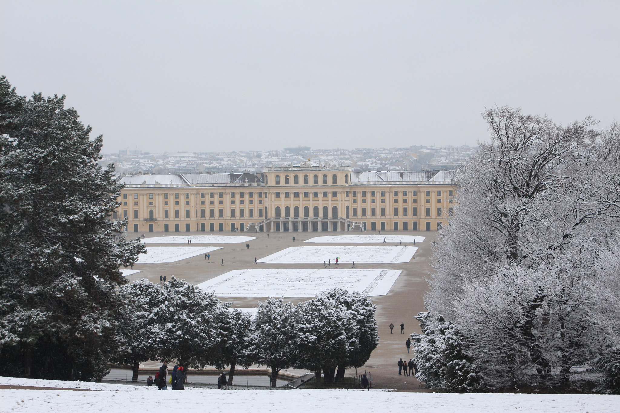 Canon EF 24-105mm F4L IS II USM sample photo. Schönbrunn palace on a snowy day photography