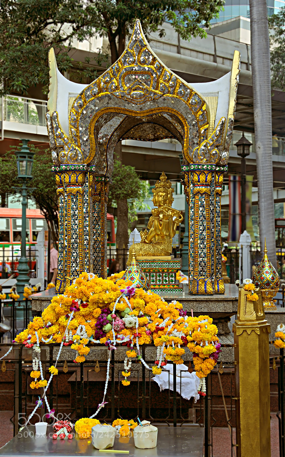 Canon EOS 350D (EOS Digital Rebel XT / EOS Kiss Digital N) sample photo. Detail of erawan shrine photography