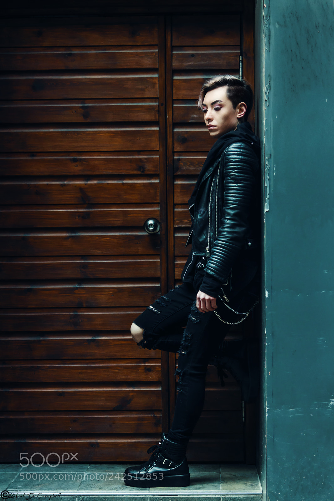 Canon EOS 50D sample photo. Kuro at the door photography