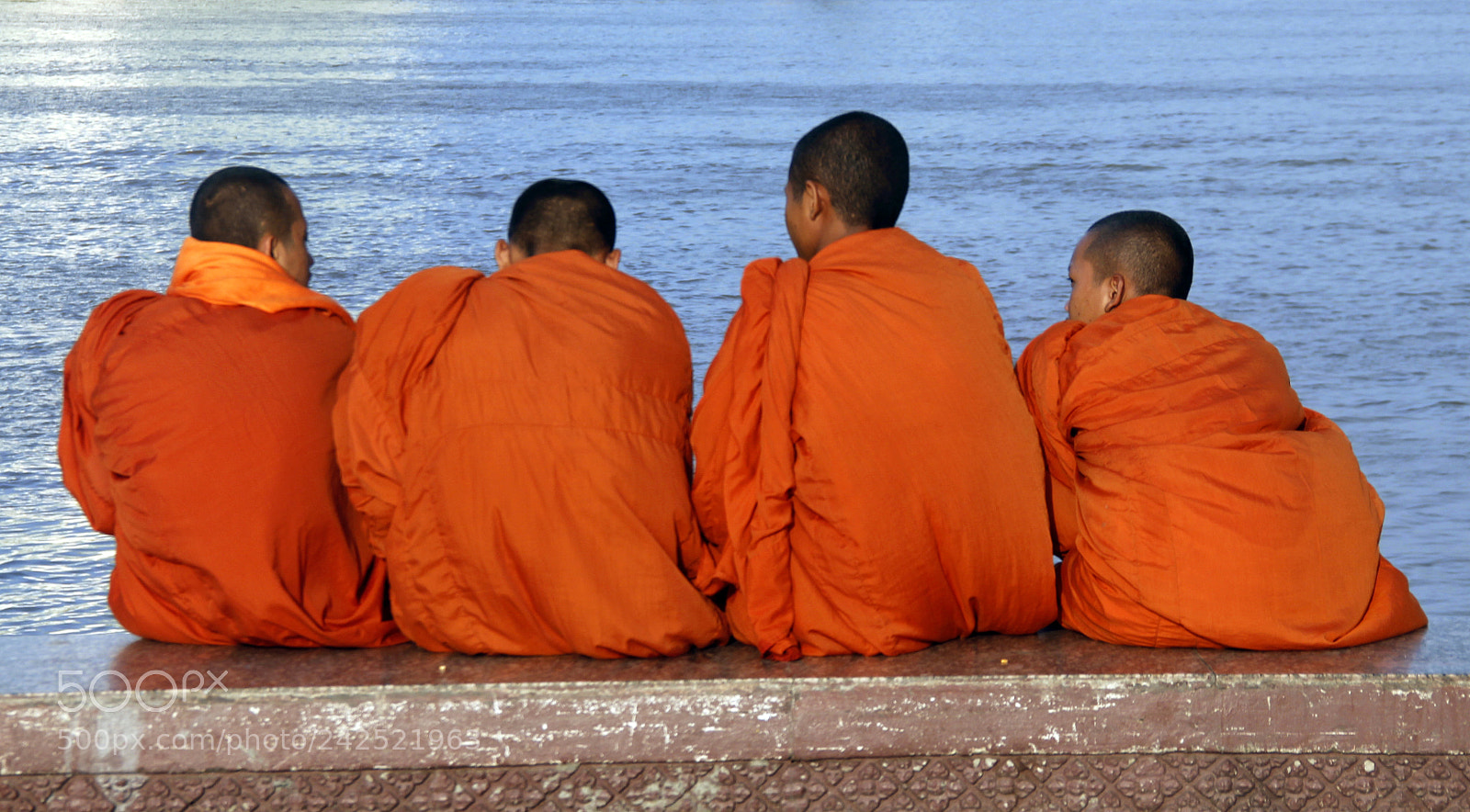 Canon EOS 550D (EOS Rebel T2i / EOS Kiss X4) sample photo. Monks in the shore photography