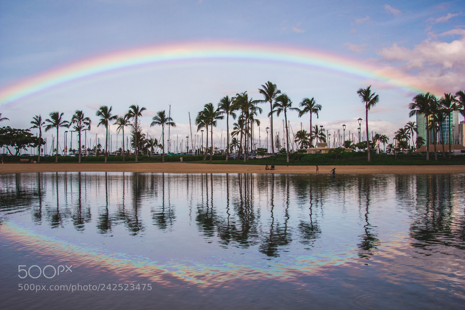 Canon EOS 550D (EOS Rebel T2i / EOS Kiss X4) sample photo. Waikiki rainbow with reflection photography