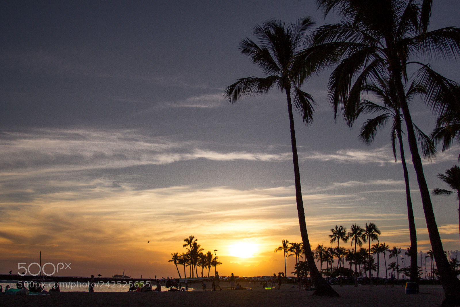Canon EOS 550D (EOS Rebel T2i / EOS Kiss X4) sample photo. Waikiki beach sunset, honolulu photography
