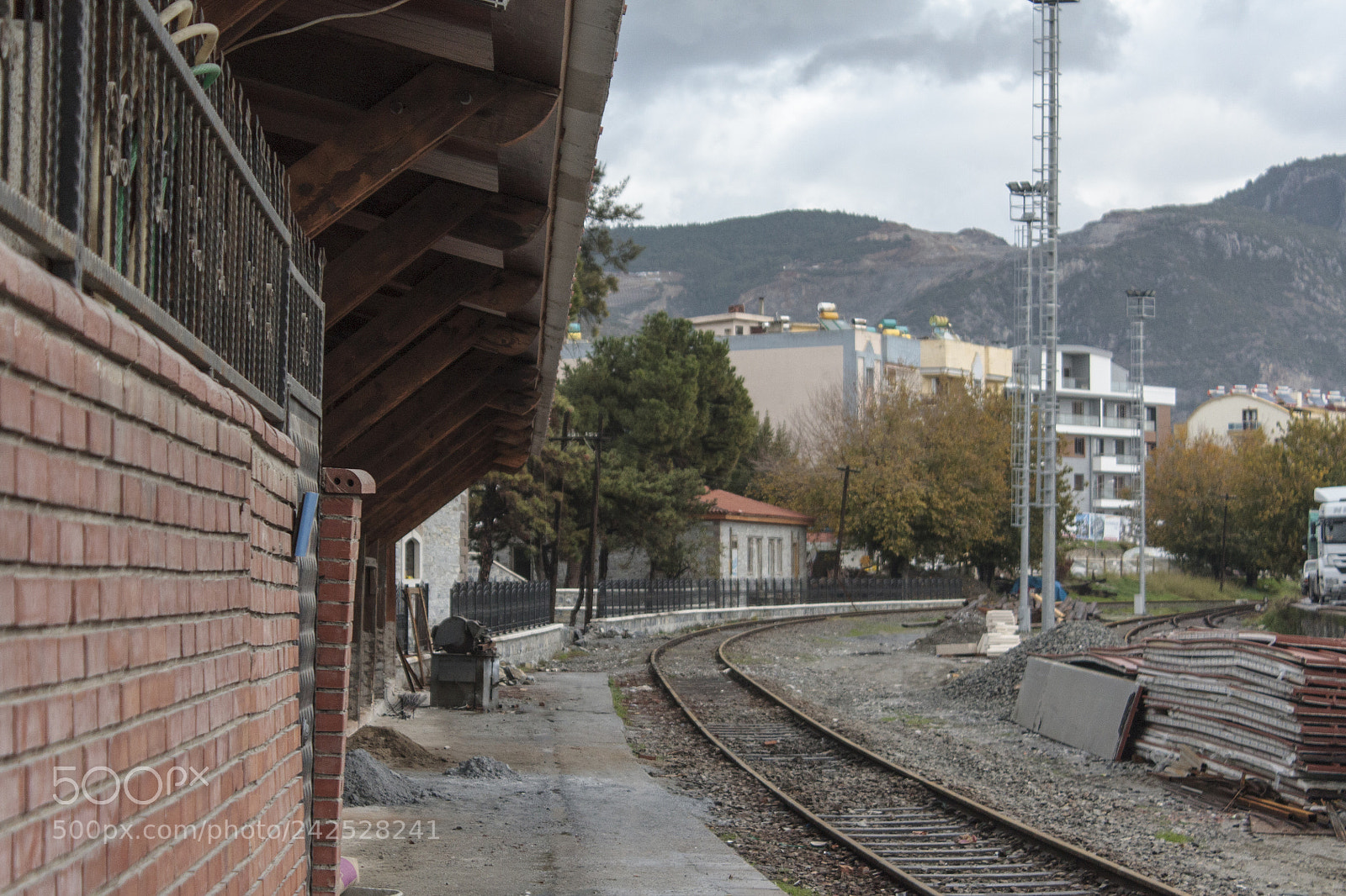 Canon EOS 450D (EOS Rebel XSi / EOS Kiss X2) sample photo. An old railroad from photography
