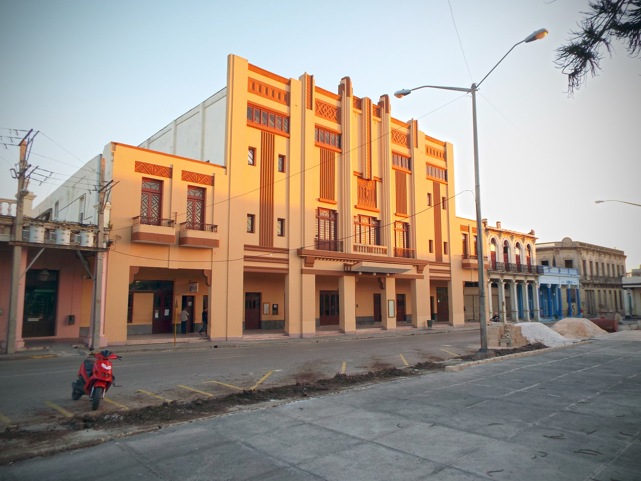 Fujifilm FinePix S8200 sample photo. Cuban building photography