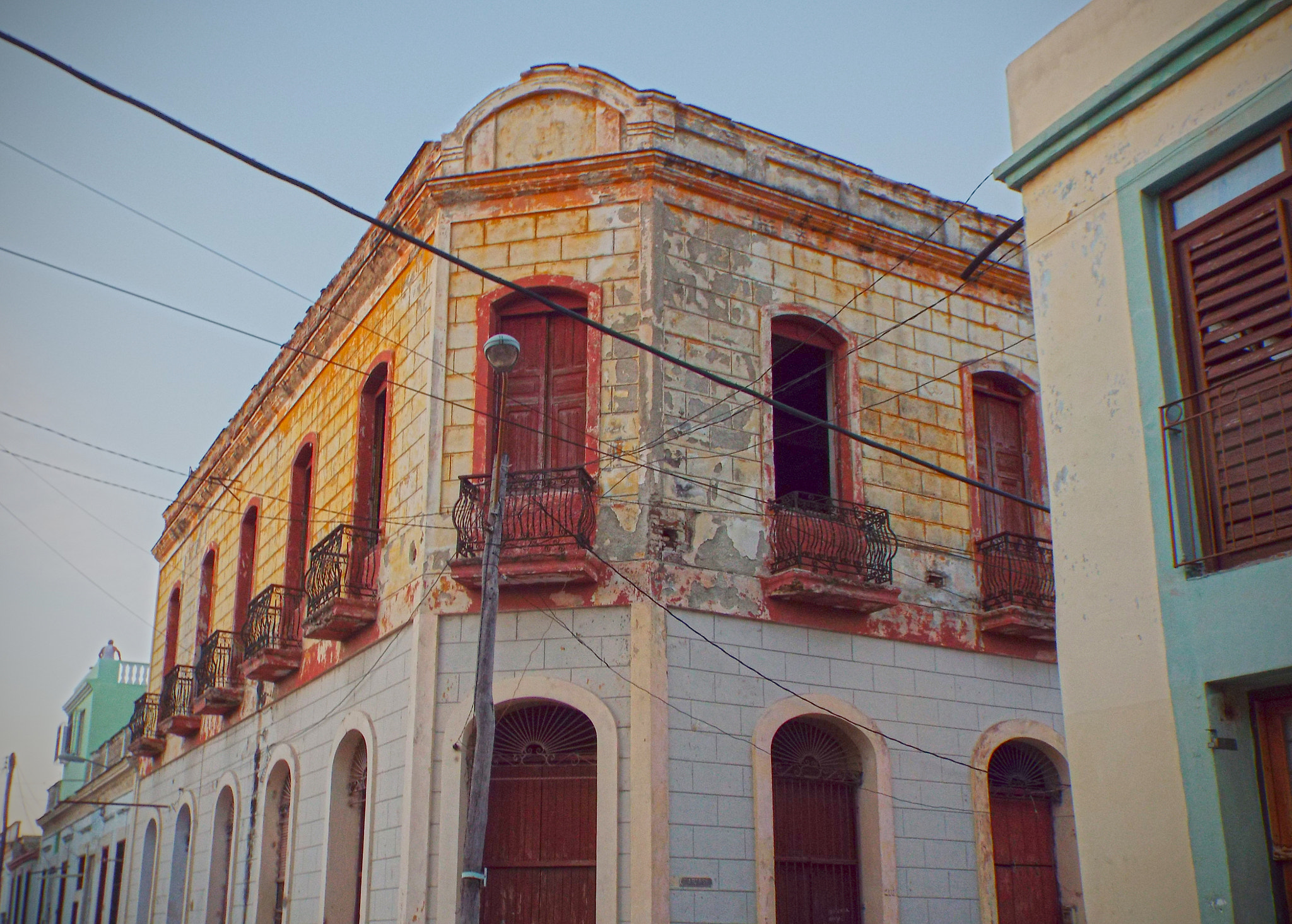 Fujifilm FinePix S8200 sample photo. Cuban building photography