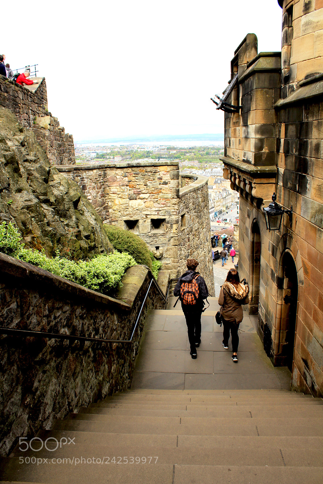 Canon EOS 1300D (EOS Rebel T6 / EOS Kiss X80) sample photo. Edinburgh castle path pedestrians photography