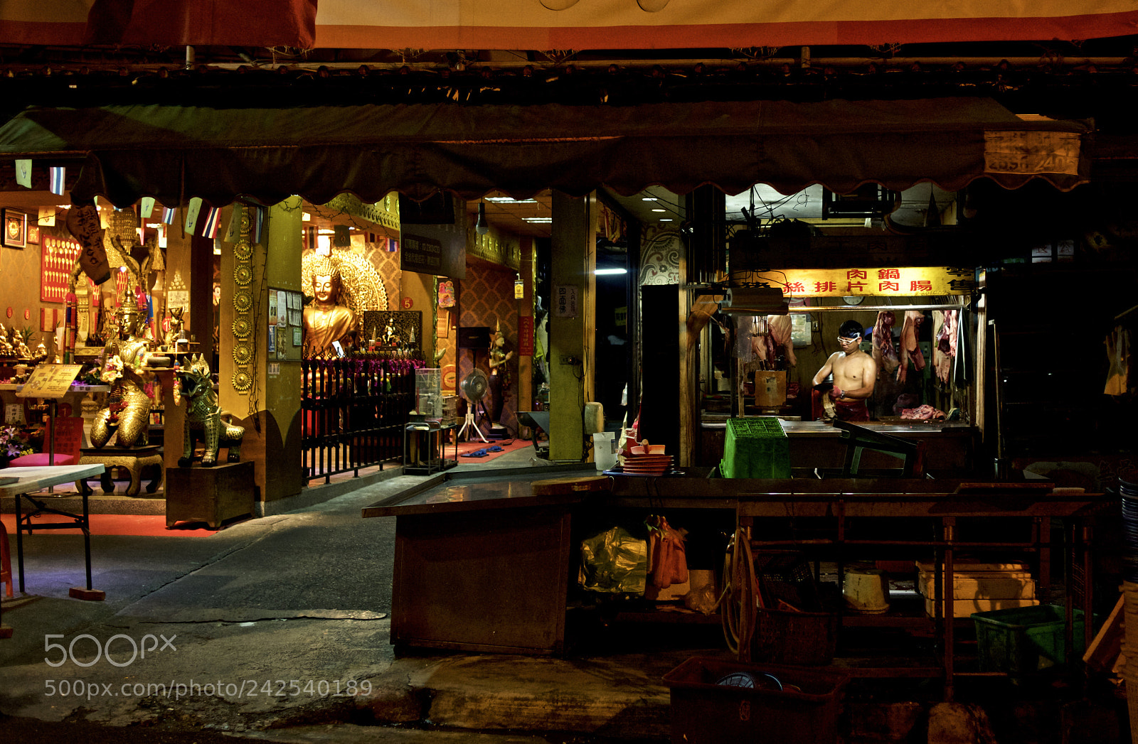 Nikon D810 sample photo. Buddha and butcher / 佛祖與屠夫 photography