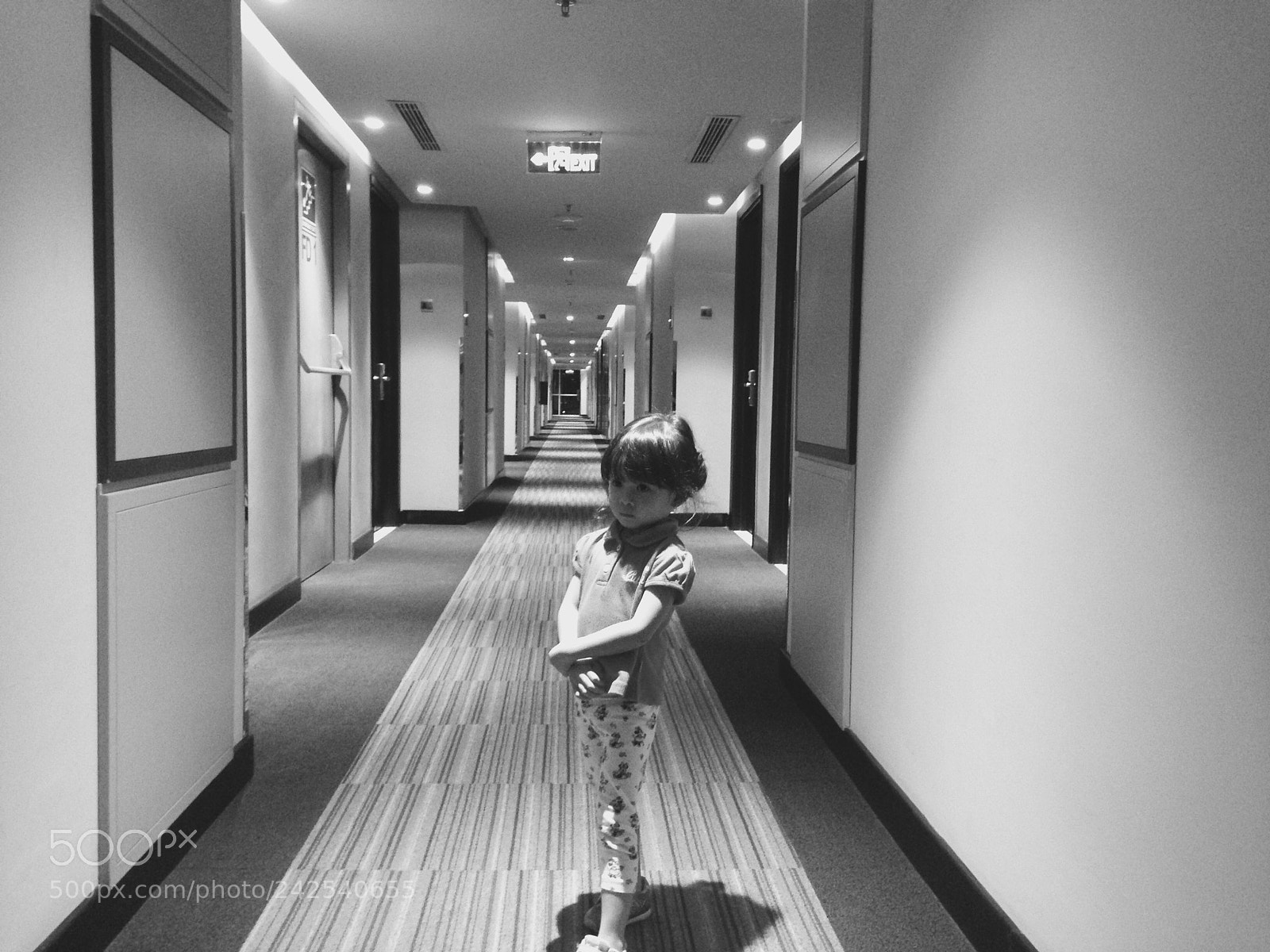 Apple iPhone 5c sample photo. Waiting her mama photography