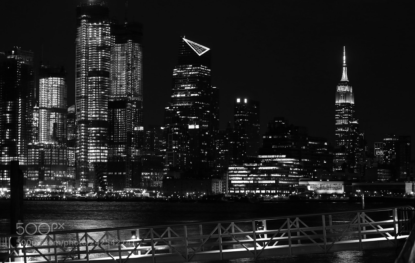 Canon EOS 750D (EOS Rebel T6i / EOS Kiss X8i) sample photo. Skyline black and white photography