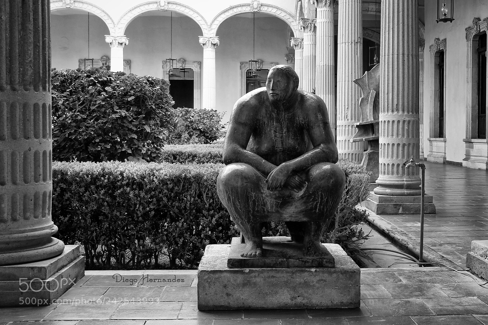 Canon EOS 550D (EOS Rebel T2i / EOS Kiss X4) sample photo. Escultura de hombre sentado photography