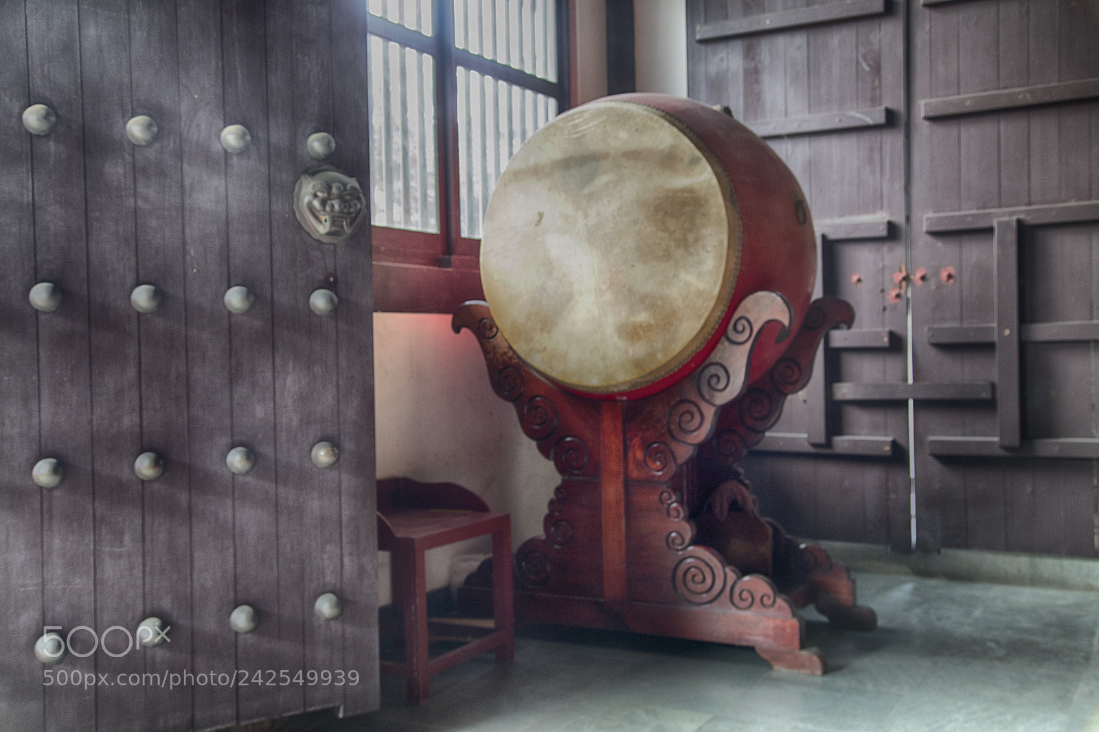 Canon EOS 5DS sample photo. Gong and door photography
