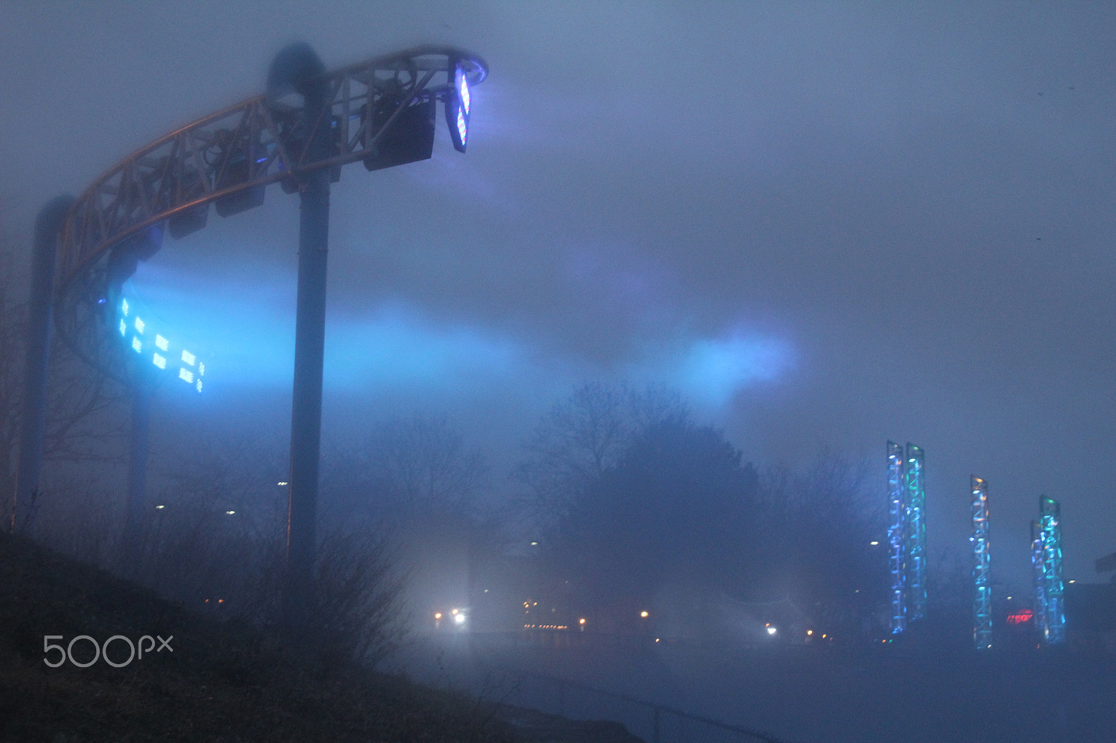 Canon EOS 1200D (EOS Rebel T5 / EOS Kiss X70 / EOS Hi) sample photo. Light show in the fog. 在霧中的燈光秀。 霧の中で光が見える。 photography