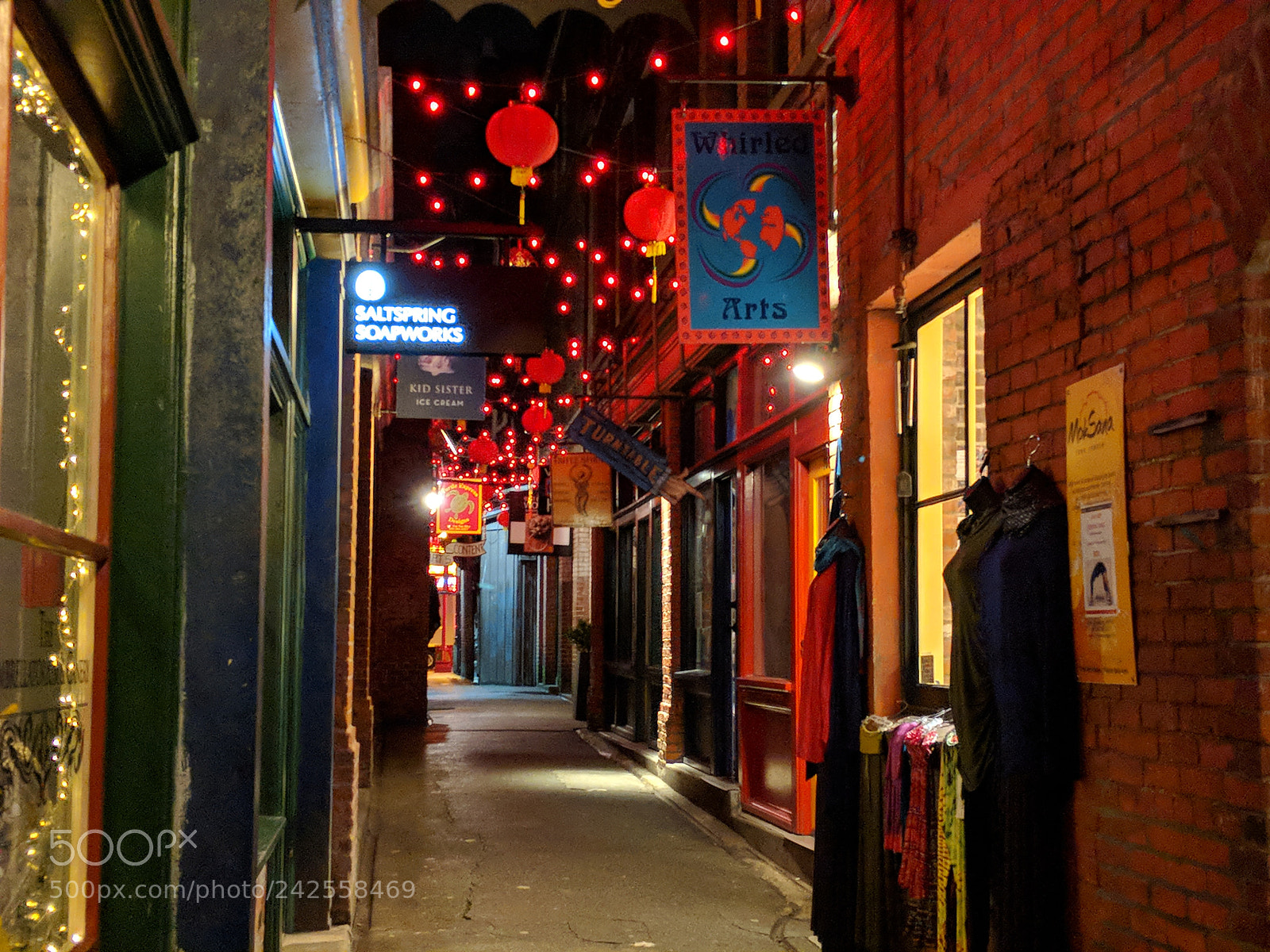 Google Pixel 2 XL sample photo. The slumbering alley photography