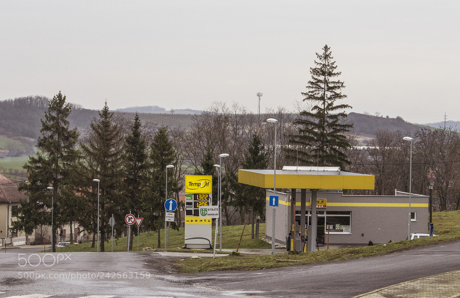 Canon EOS 1200D (EOS Rebel T5 / EOS Kiss X70 / EOS Hi) sample photo. Gas station in a photography