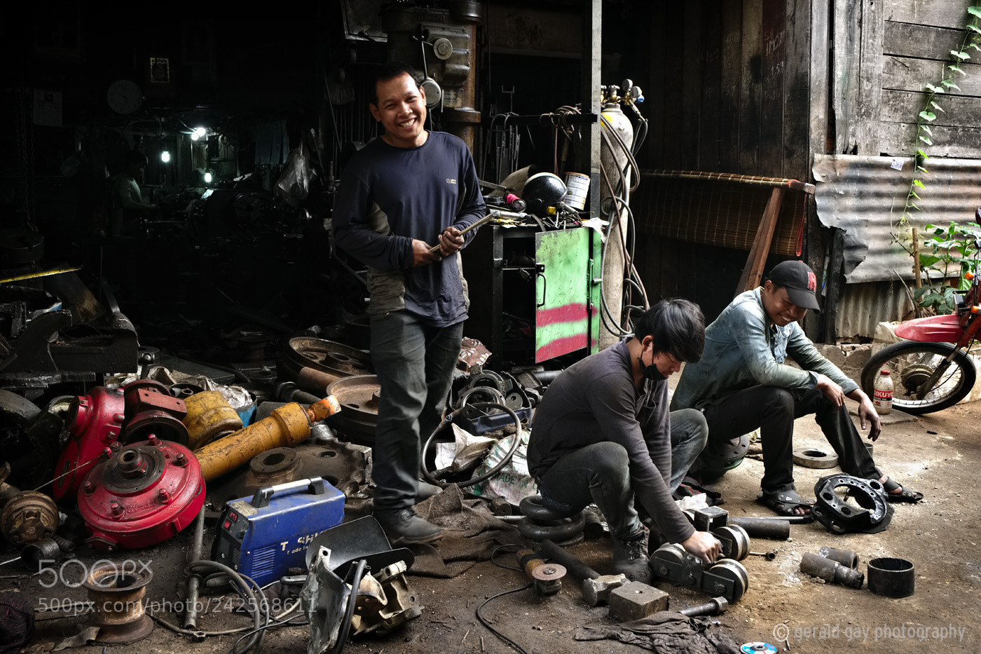 Fujifilm X-T2 sample photo. The repair guys photography