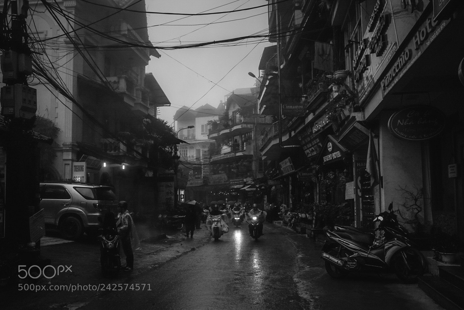 Sony Alpha a5000 (ILCE 5000) sample photo. Black and white city photography