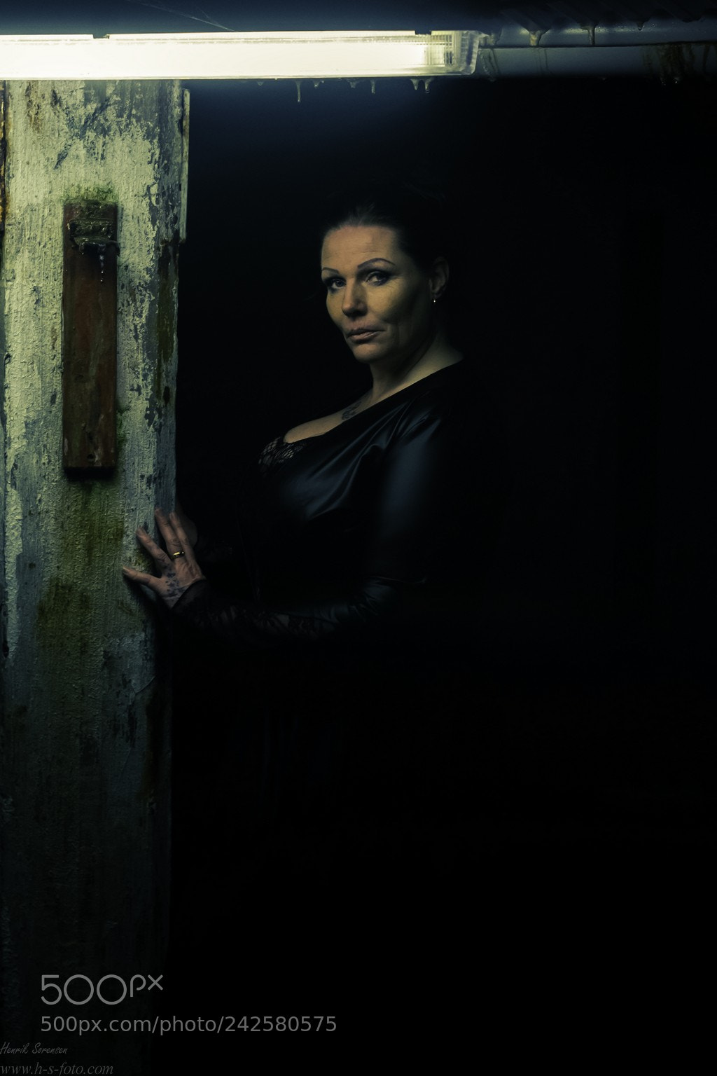 Fujifilm X-T1 sample photo. Lady in the darkness photography
