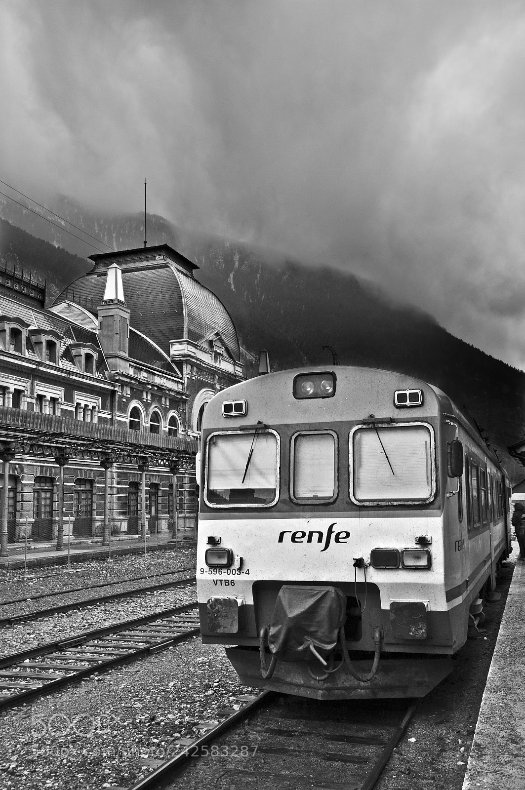Nikon D90 sample photo. Canfranc photography