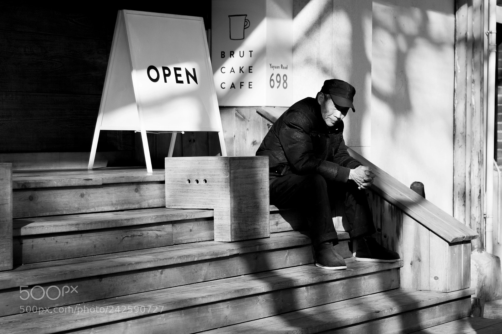 Canon EOS 50D sample photo. Oldman sitting on stair photography