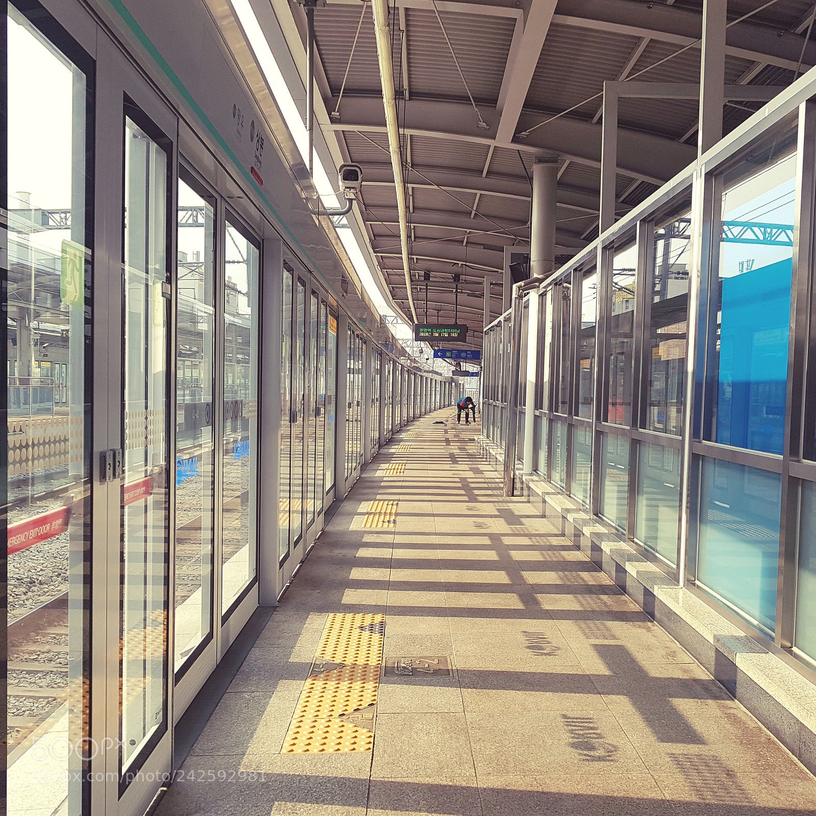 Samsung Galaxy S7 sample photo. Sangbong subway station photography
