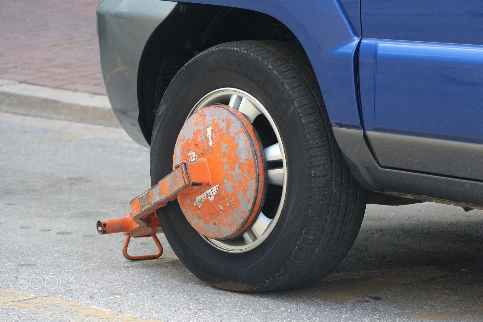 Canon EOS 650D (EOS Rebel T4i / EOS Kiss X6i) sample photo. Boot on car tire photography