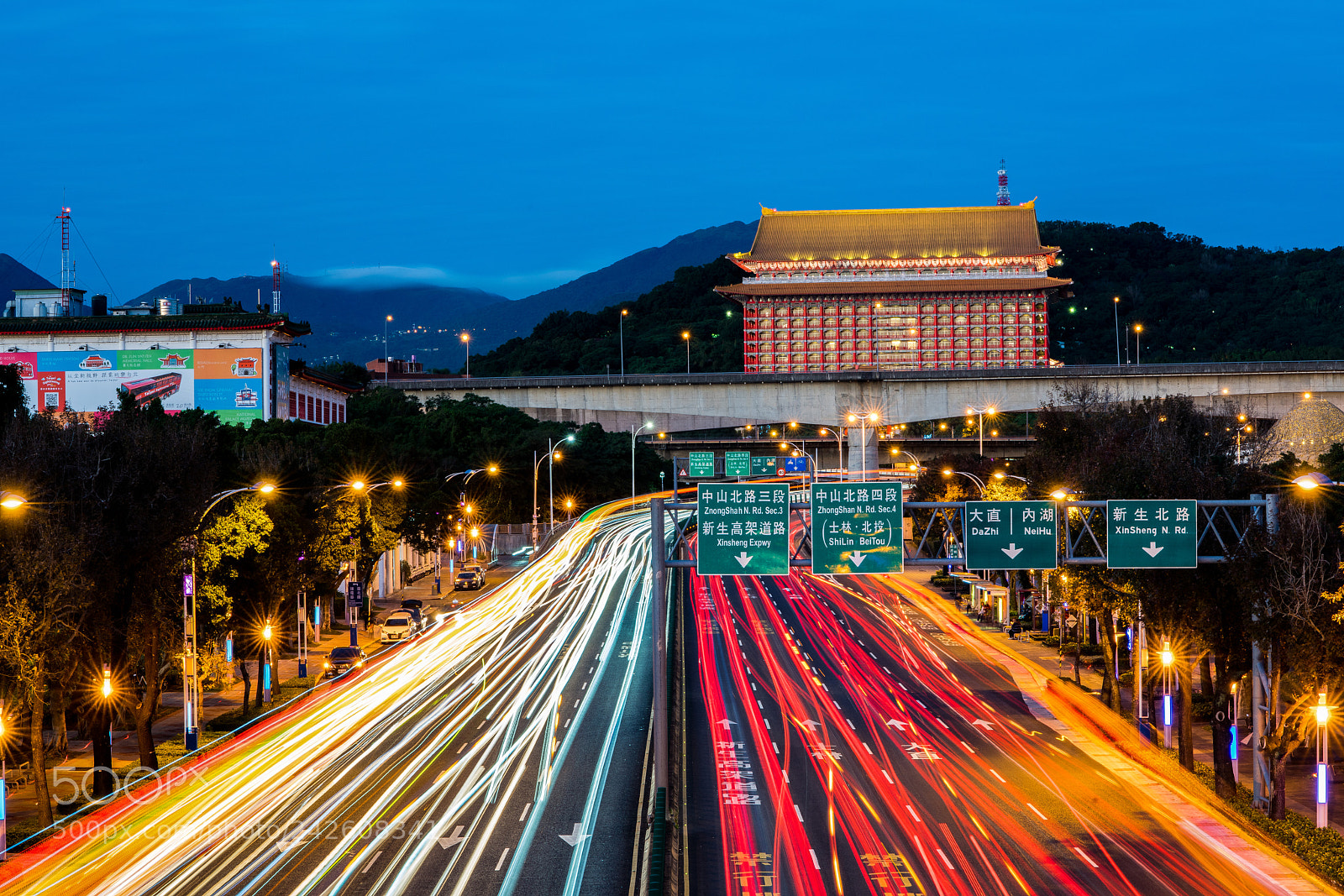 Sony a7R III sample photo. Traffic in front of photography