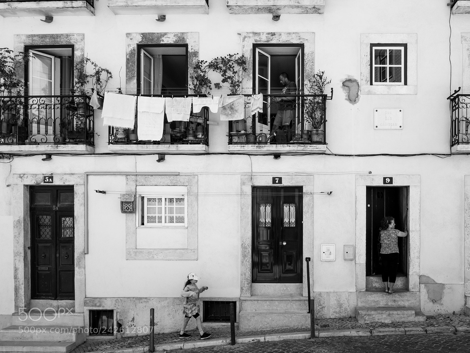 Olympus OM-D E-M5 II sample photo. Lisboa street photography