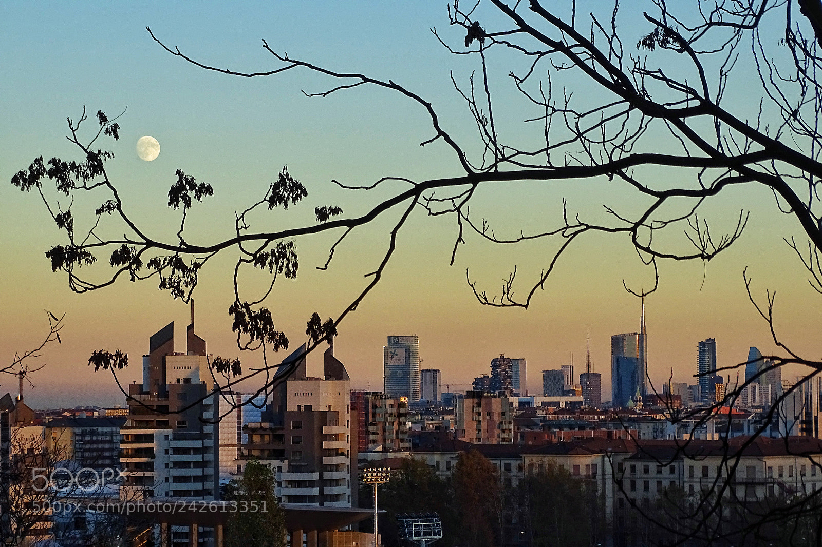 Sony Cyber-shot DSC-HX400V sample photo. Big moon in milan photography