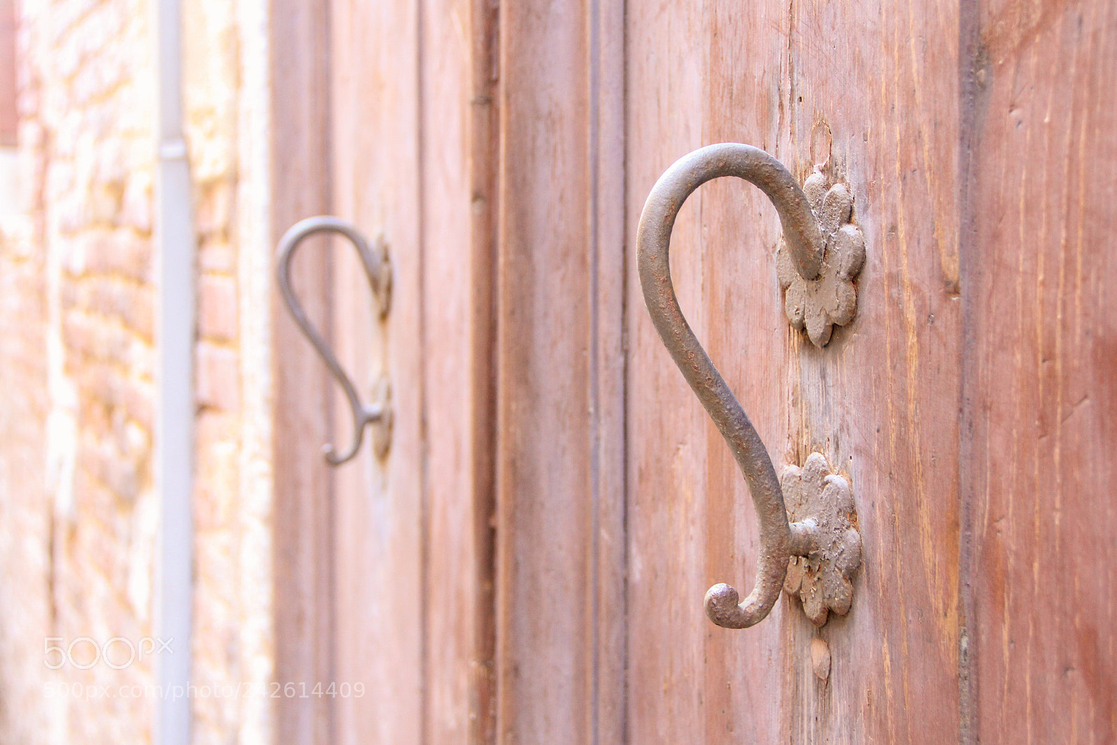 Canon EOS 1200D (EOS Rebel T5 / EOS Kiss X70 / EOS Hi) sample photo. Closed door photography