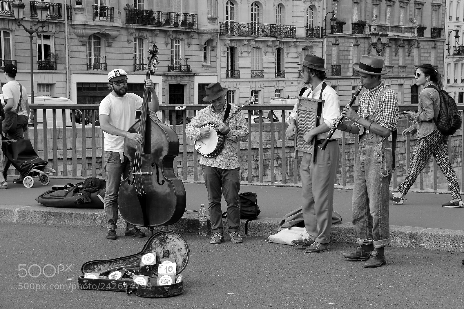 Canon EF-S 18-200mm F3.5-5.6 IS sample photo. Street music paris photography