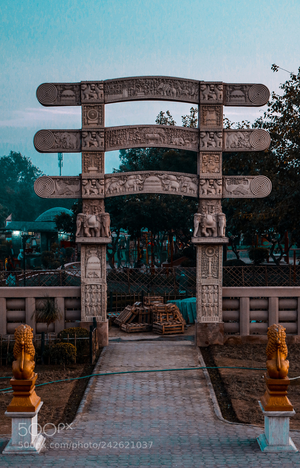Canon EOS 750D (EOS Rebel T6i / EOS Kiss X8i) sample photo. Chorten gate photography