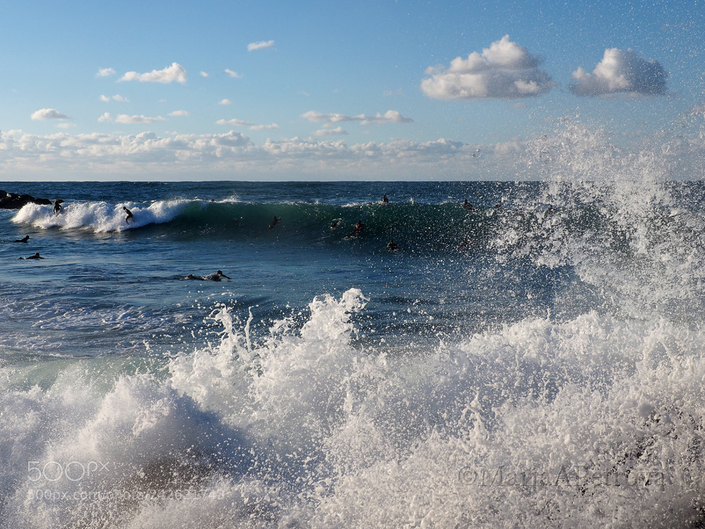 Olympus OM-D E-M5 II sample photo. People & waves photography