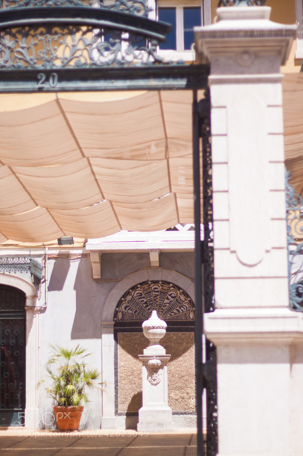 Canon EOS 500D (EOS Rebel T1i / EOS Kiss X3) sample photo. Lisbonne entrée photography