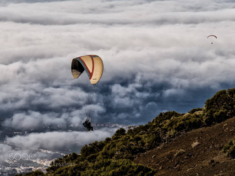 Olympus STYLUS1,1s sample photo. Parapente sobre nubes photography