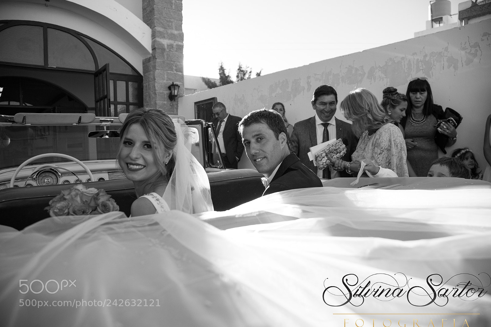 Canon EOS-1D X Mark II sample photo. Salida de la iglesia photography