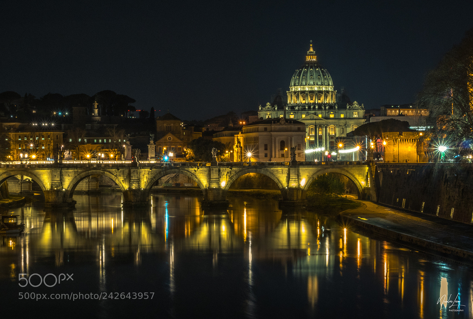 Panasonic Lumix DMC-GX85 (Lumix DMC-GX80 / Lumix DMC-GX7 Mark II) sample photo. Vatican by night photography