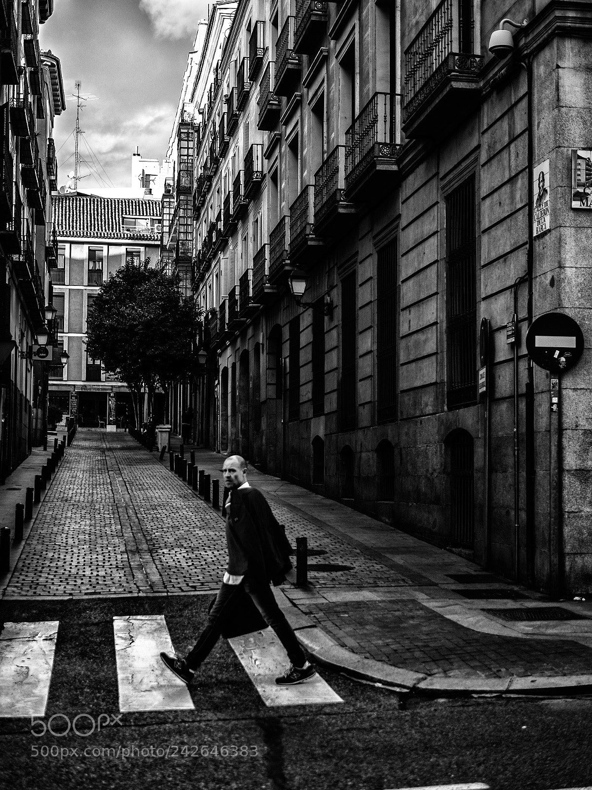 Olympus PEN-F sample photo. Walking por la calle photography