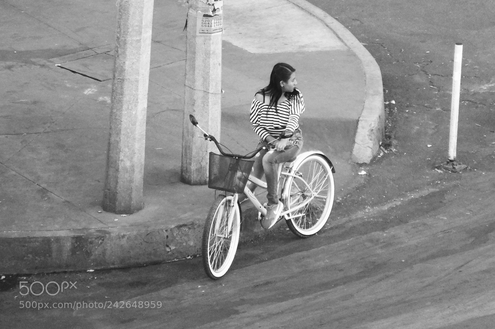 FujiFilm FinePix HS20 EXR (FinePix HS22 EXR) sample photo. Chica ciclista photography