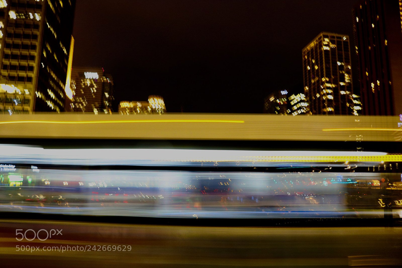 Canon EOS 750D (EOS Rebel T6i / EOS Kiss X8i) sample photo. Long bus in chicago photography