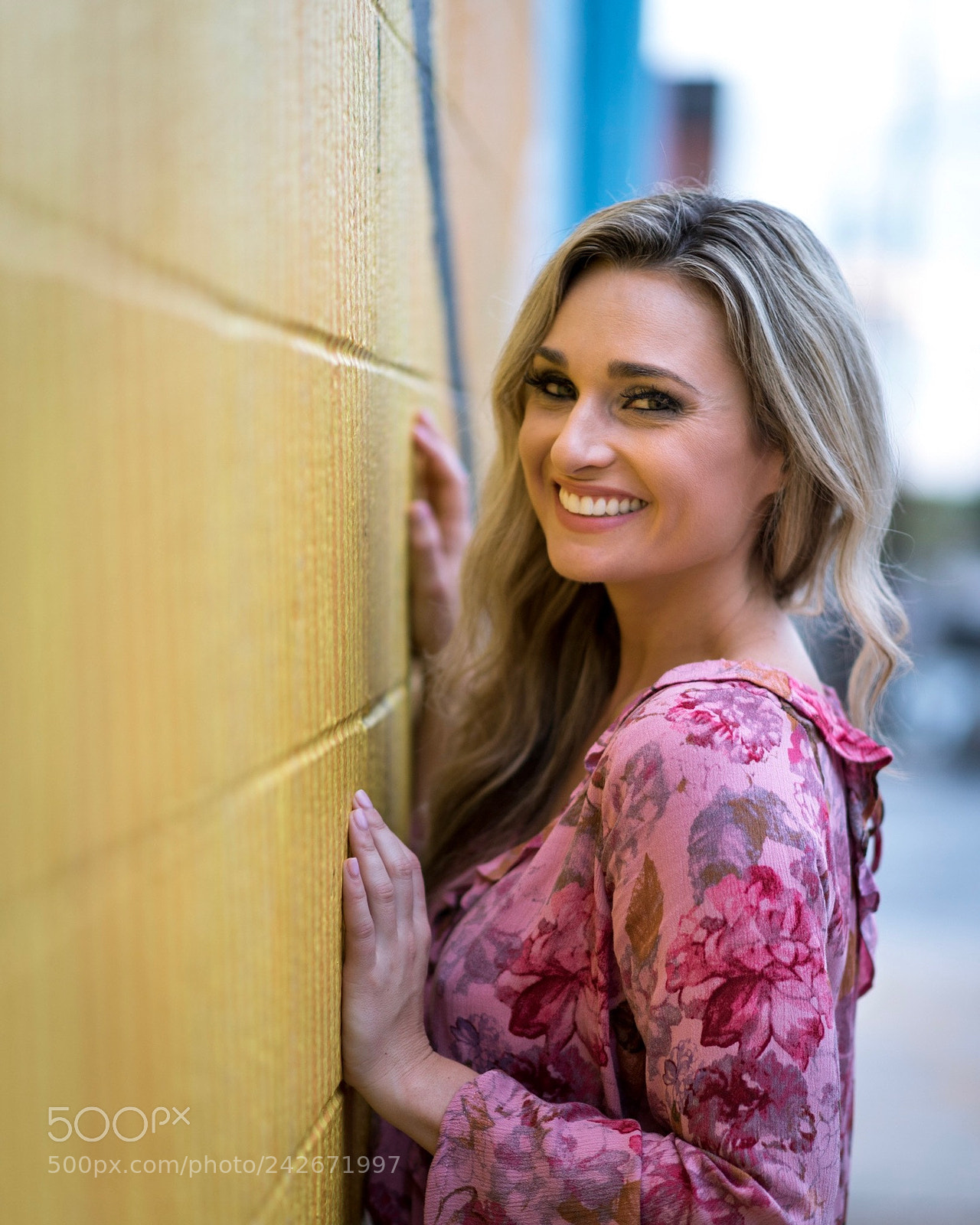 Nikon D810 sample photo. All smiles in downtown photography