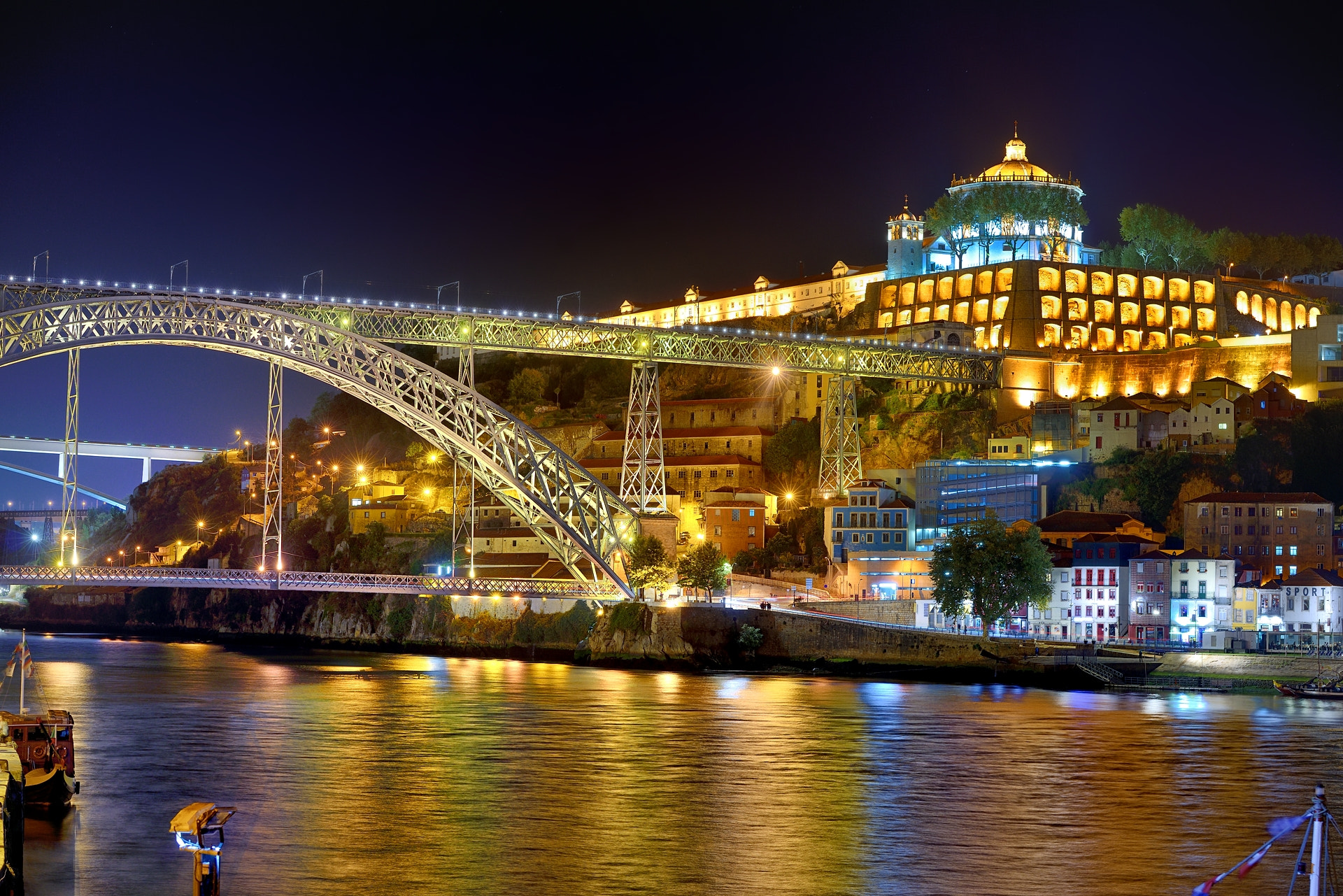 Nikon AF-S Nikkor 70-200mm F2.8G ED VR II sample photo. A night in porto photography