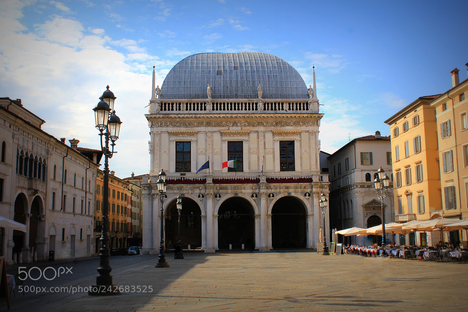 Canon EOS 550D (EOS Rebel T2i / EOS Kiss X4) sample photo. The palazzo della loggia photography