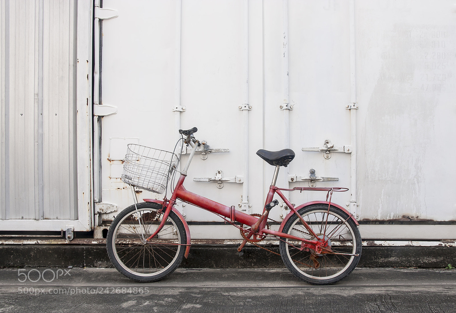 Canon EOS 40D sample photo. Red bike vintage parked photography