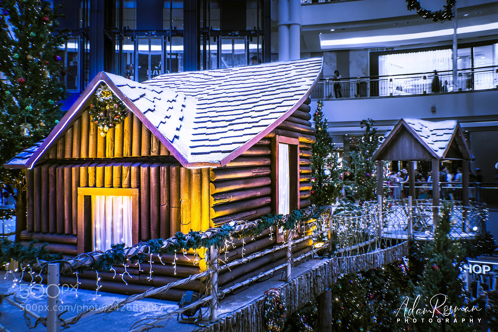 Canon EOS 1200D (EOS Rebel T5 / EOS Kiss X70 / EOS Hi) sample photo. A christmas hut inside photography