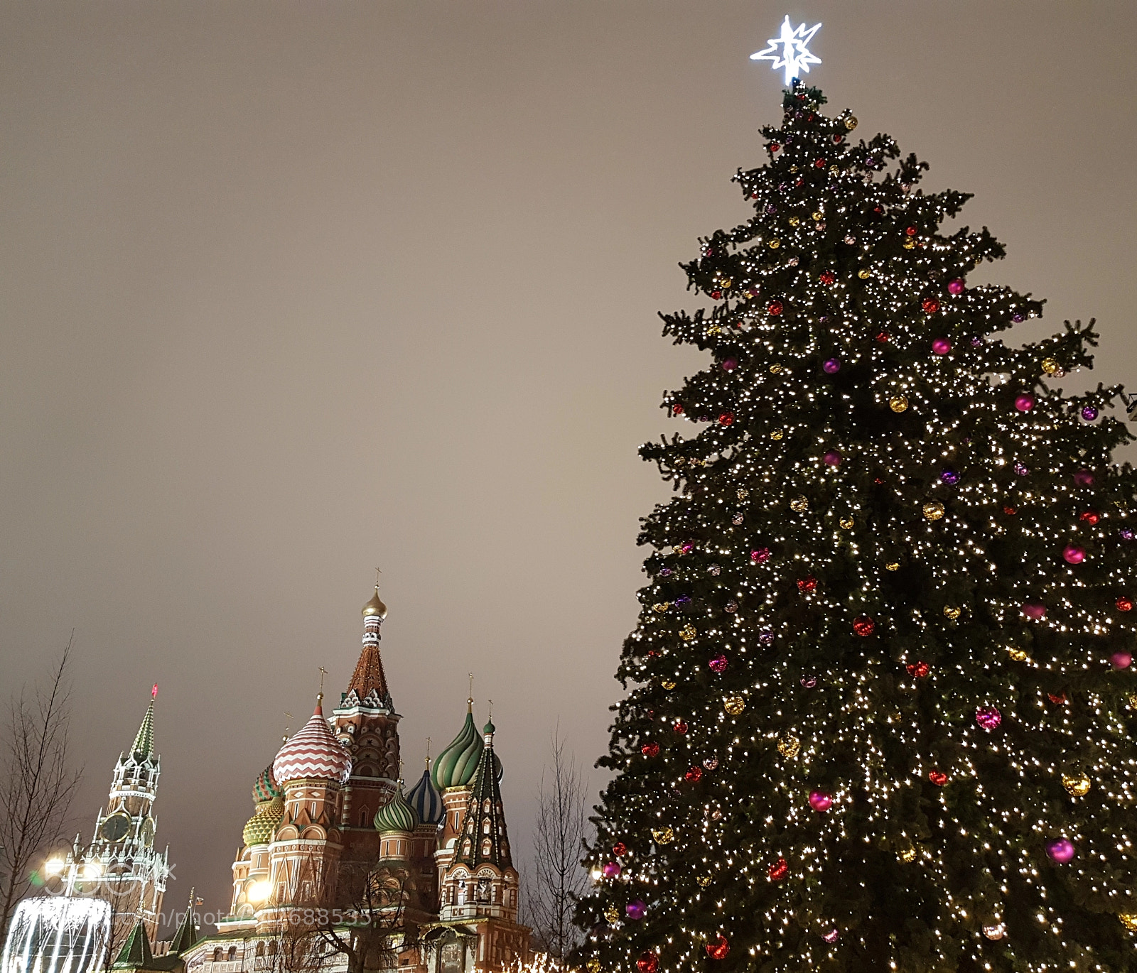 Samsung Galaxy S7 sample photo. Christmas in red square photography
