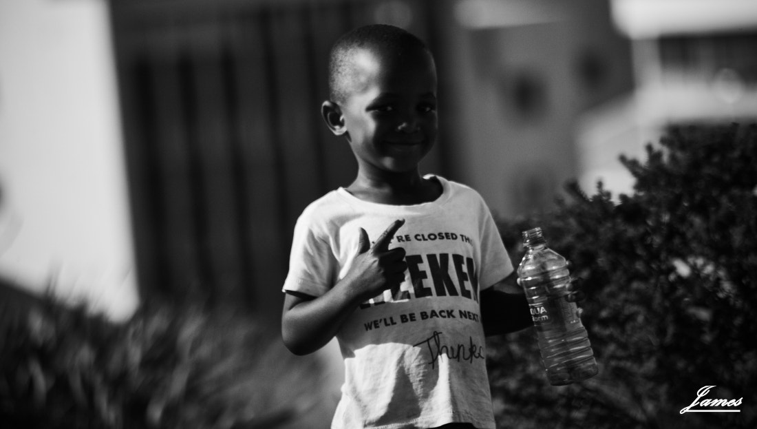 Canon EOS 5D Mark II + Sigma 70-300mm F4-5.6 APO DG Macro sample photo. Le boy en noire et blanc photography